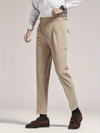 Herren Hose mit hoher Taille, Bundfalten und seitlichen Verstellriemen