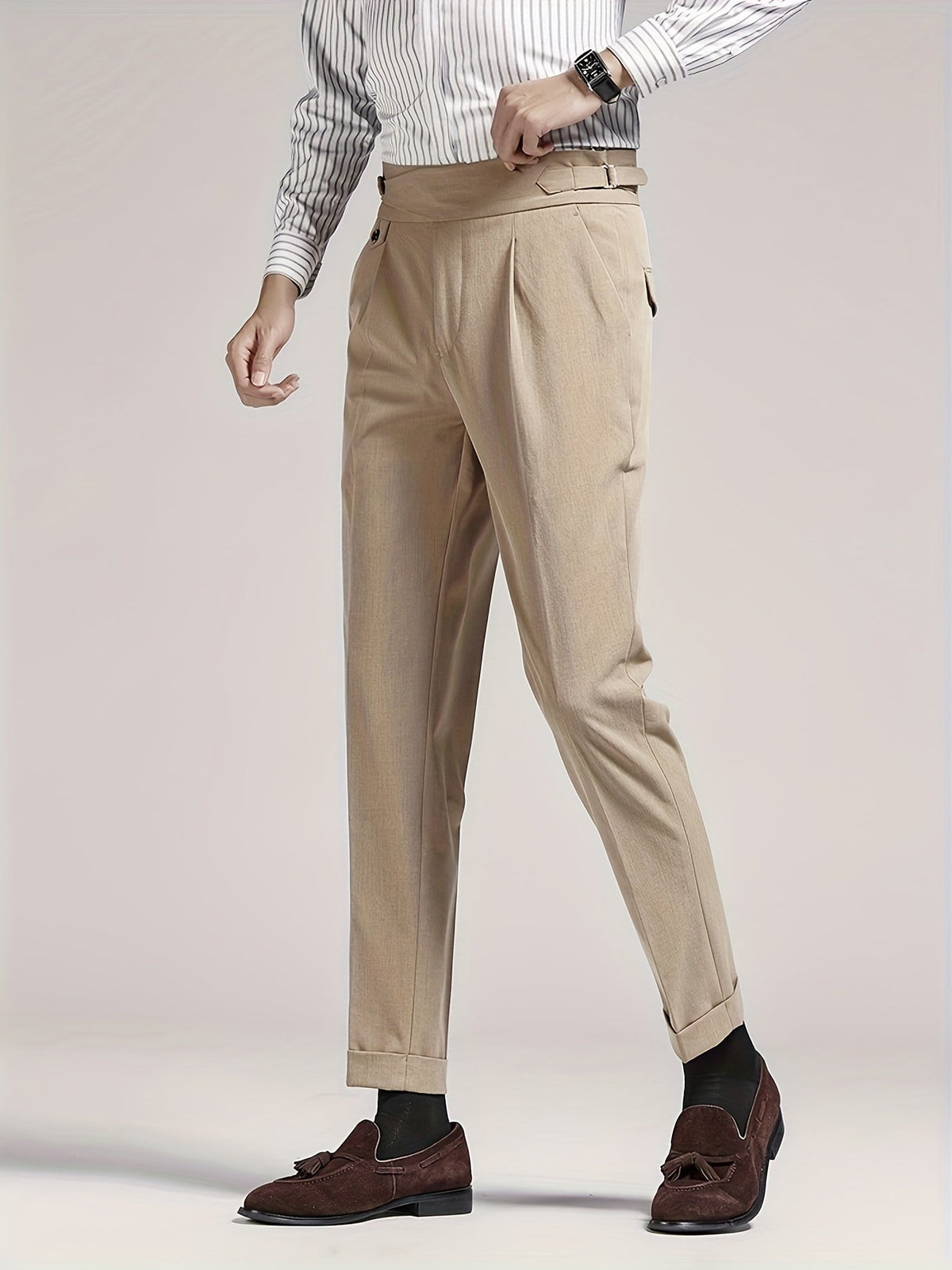 Herren Hose mit hoher Taille, Bundfalten und seitlichen Verstellriemen