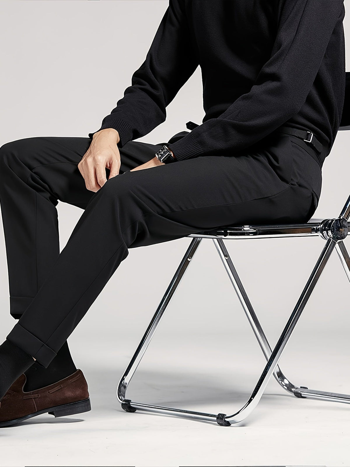 Herren Hose mit hoher Taille, Bundfalten und seitlichen Verstellriemen