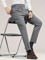 Herren Hose mit hoher Taille, Bundfalten und seitlichen Verstellriemen