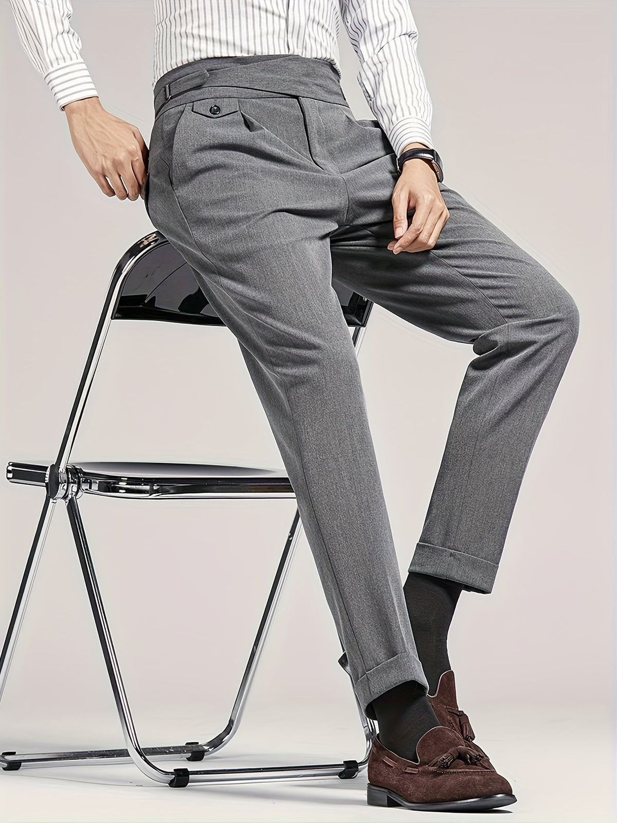 Herren Hose mit hoher Taille, Bundfalten und seitlichen Verstellriemen