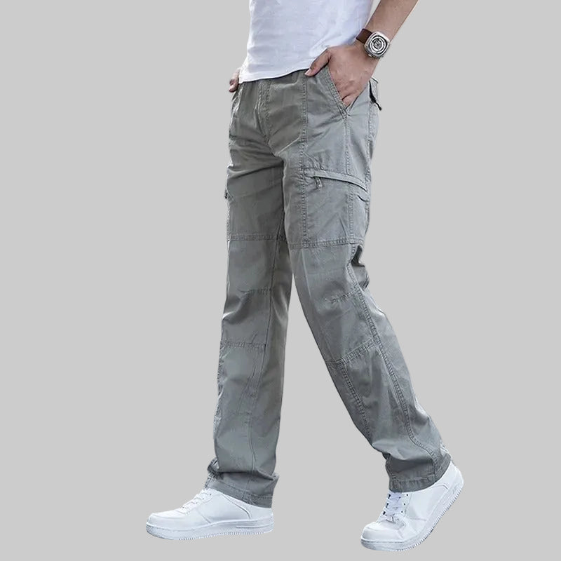 Herren Hose mit seitlichen Taschen, geradem Schnitt und sichtbaren Nähten
