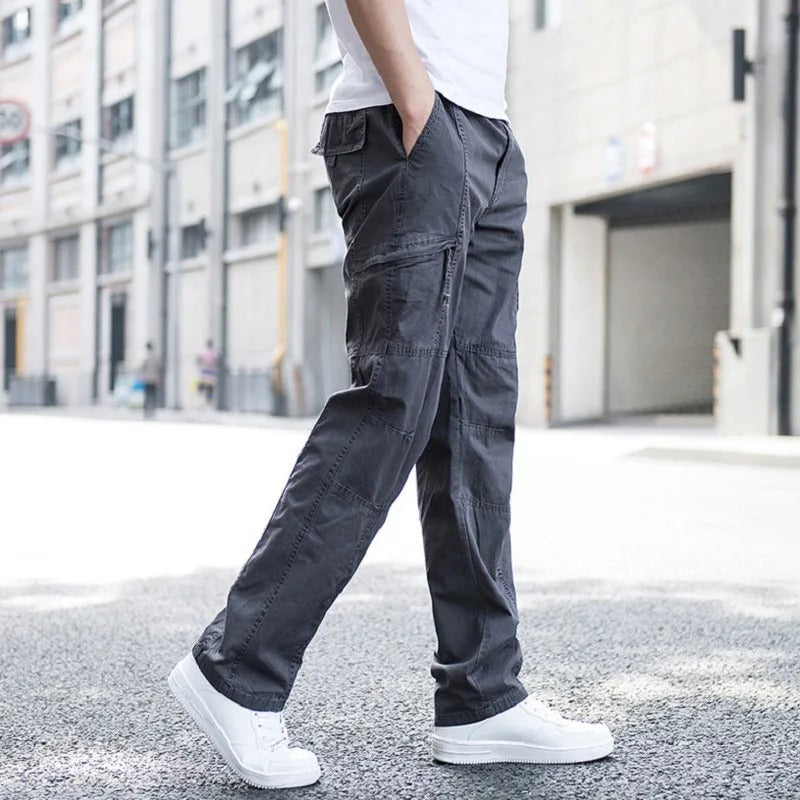 Herren Hose mit seitlichen Taschen, geradem Schnitt und sichtbaren Nähten