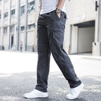 Herren Hose mit seitlichen Taschen, geradem Schnitt und sichtbaren Nähten