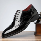 Herren Oxford-Schuhe mit floraler Zehenkappe und perforierten Details
