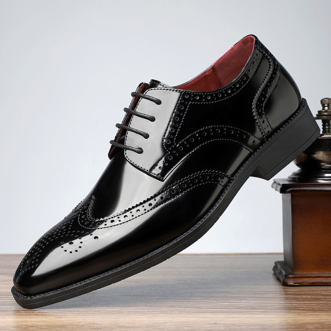 Herren Oxford-Schuhe mit floraler Zehenkappe und perforierten Details