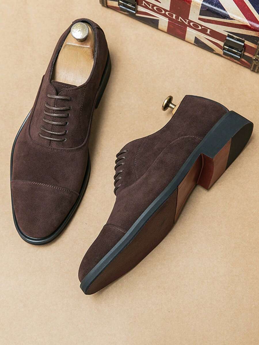 Herren Schnürschuhe mit gerader Zehenkappe und strukturierter Oberfläche