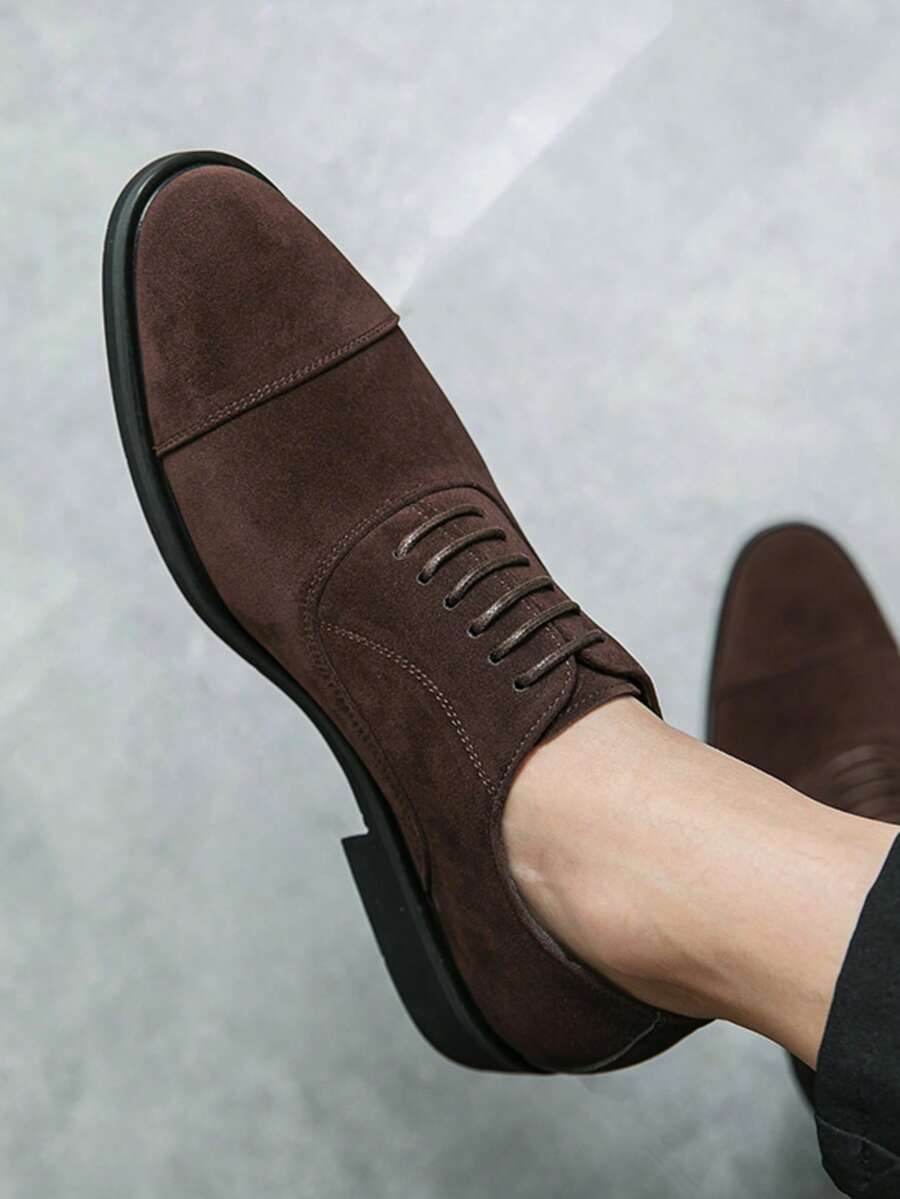 Herren Schnürschuhe mit gerader Zehenkappe und strukturierter Oberfläche