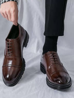 Herren Schnürschuhe mit glattem Obermaterial und perforierter Zehenkappe