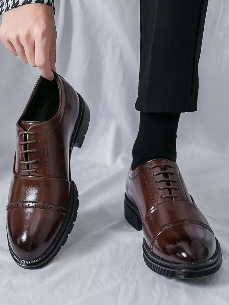 Herren Schnürschuhe mit glattem Obermaterial und perforierter Zehenkappe