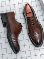 Herren Schnürschuhe mit glattem Obermaterial und perforierter Zehenkappe