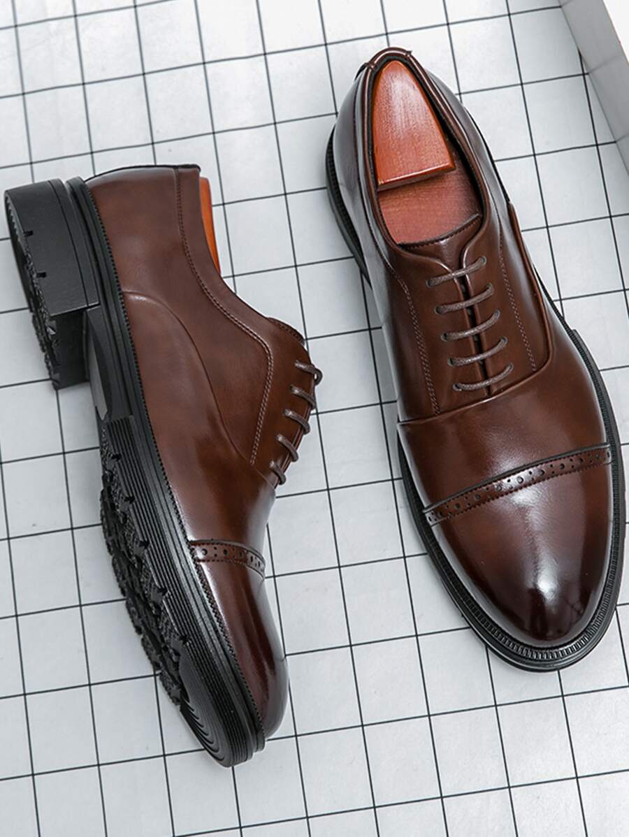 Herren Schnürschuhe mit glattem Obermaterial und perforierter Zehenkappe
