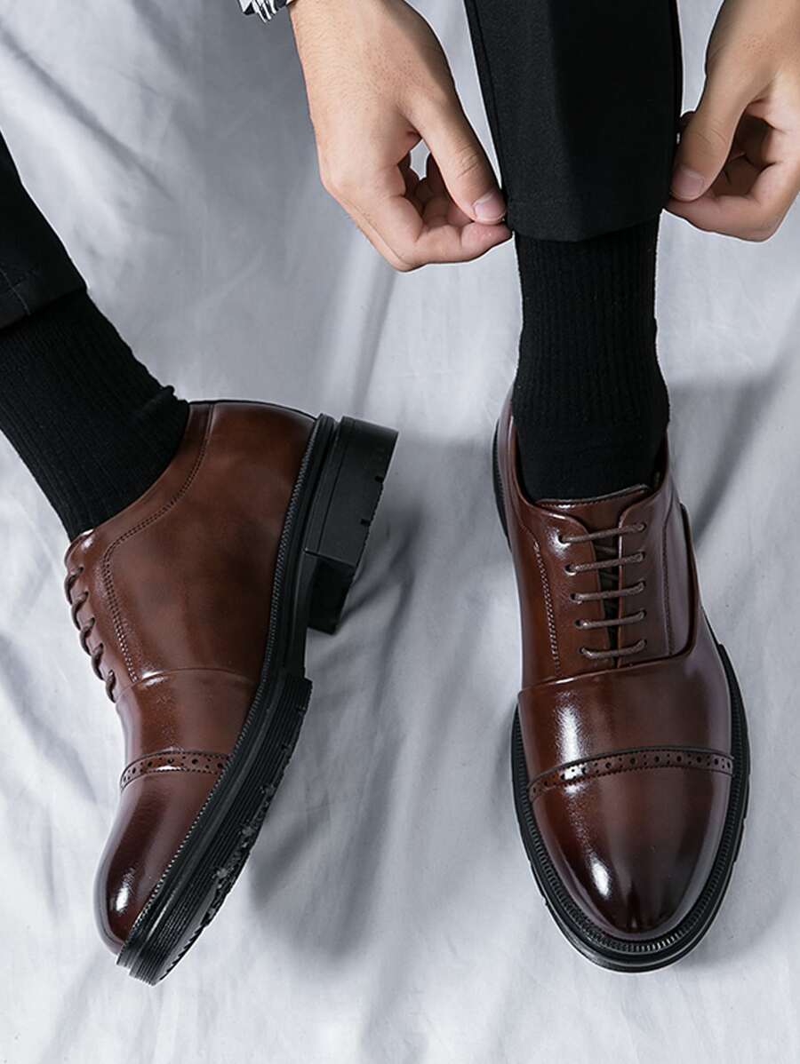 Herren Schnürschuhe mit glattem Obermaterial und perforierter Zehenkappe