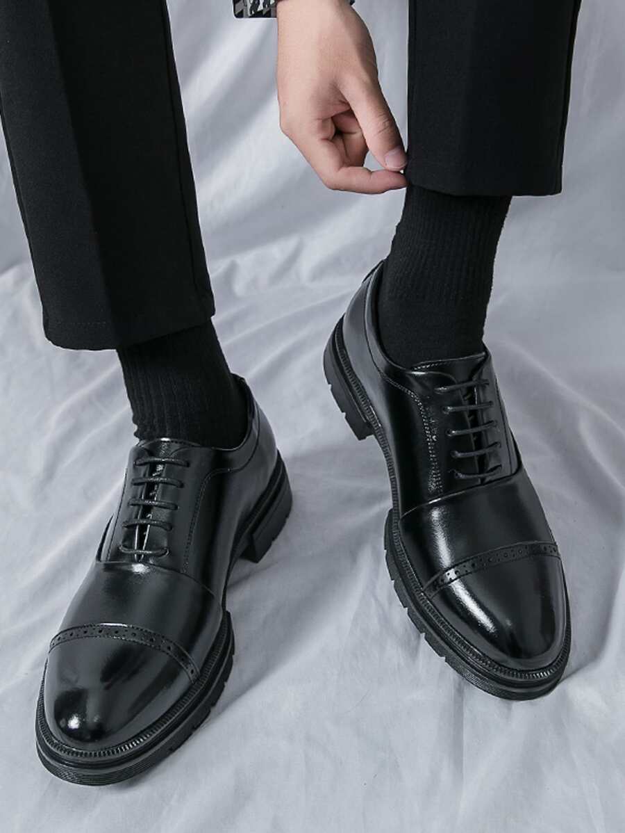 Herren Schnürschuhe mit glattem Obermaterial und perforierter Zehenkappe