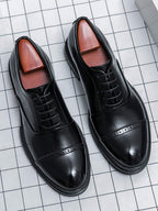 Herren Schnürschuhe mit glattem Obermaterial und perforierter Zehenkappe
