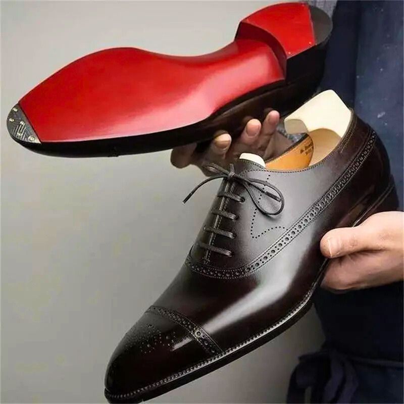 Herren Schnürschuhe mit perforierter Zehenkappe und dekorativen Perforationen
