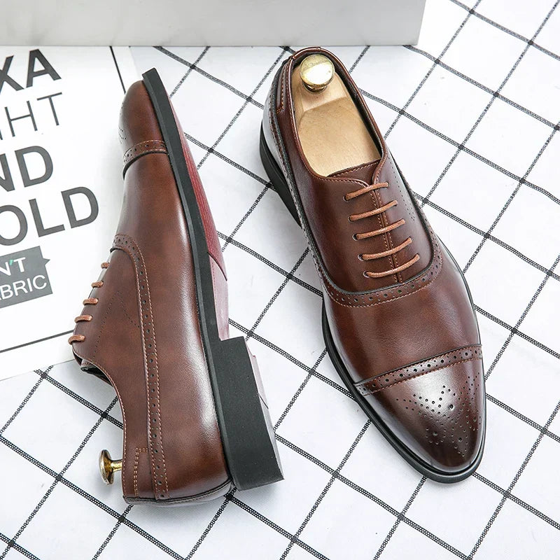 Herren Schnürschuhe mit perforierter Zehenkappe und dekorativen Perforationen