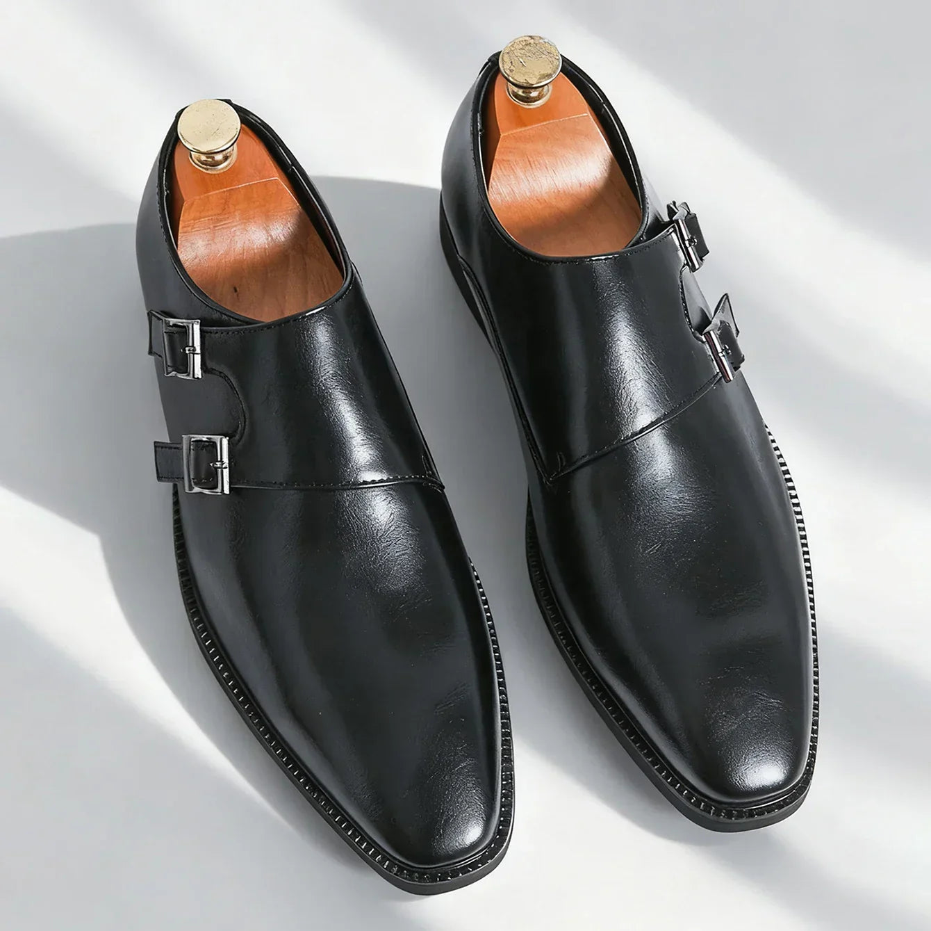 Herren Schuhe mit Doppel-Schnalle und länglicher Spitze