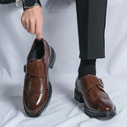 Herren Schuhe mit Schnallenverschluss und perforierten Details