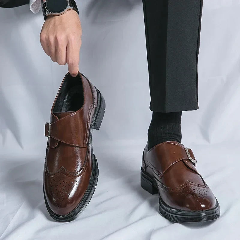 Herren Schuhe mit Schnallenverschluss und perforierten Details