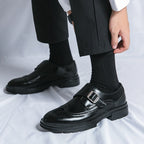 Herren Schuhe mit Schnallenverschluss und perforierten Details