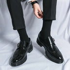 Herren Schuhe mit Schnallenverschluss und perforierten Details
