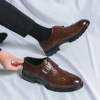 Herren Schuhe mit Schnallenverschluss und perforierten Details