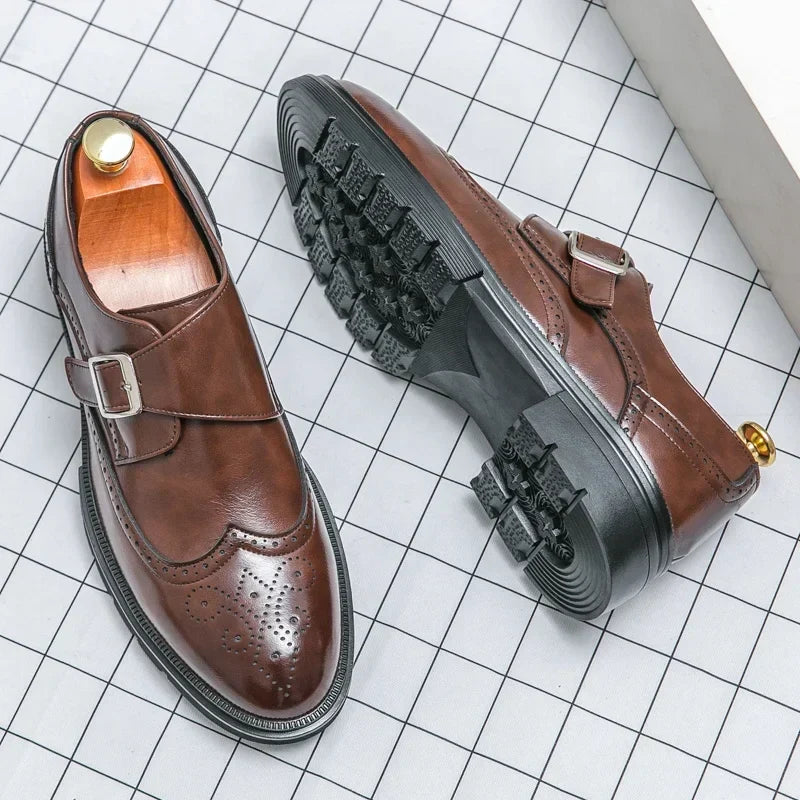 Herren Schuhe mit Schnallenverschluss und perforierten Details