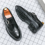 Herren Schuhe mit Schnallenverschluss und perforierten Details