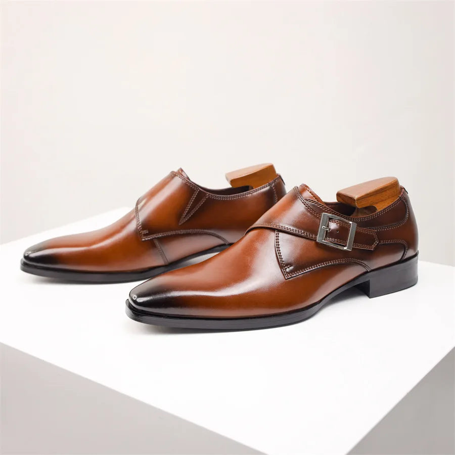 Herren Schuhe mit seitlicher Schnalle und verlängerter Spitze