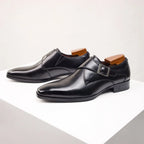 Herren Schuhe mit seitlicher Schnalle und verlängerter Spitze