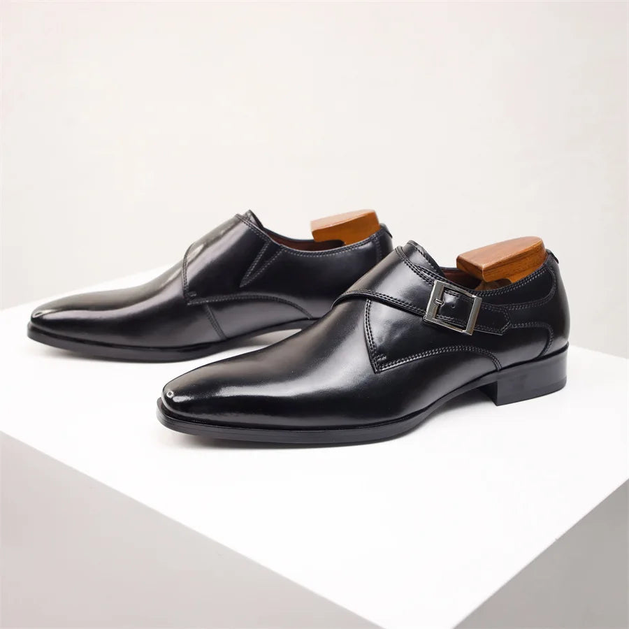 Herren Schuhe mit seitlicher Schnalle und verlängerter Spitze