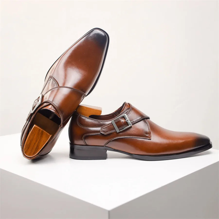 Herren Schuhe mit seitlicher Schnalle und verlängerter Spitze