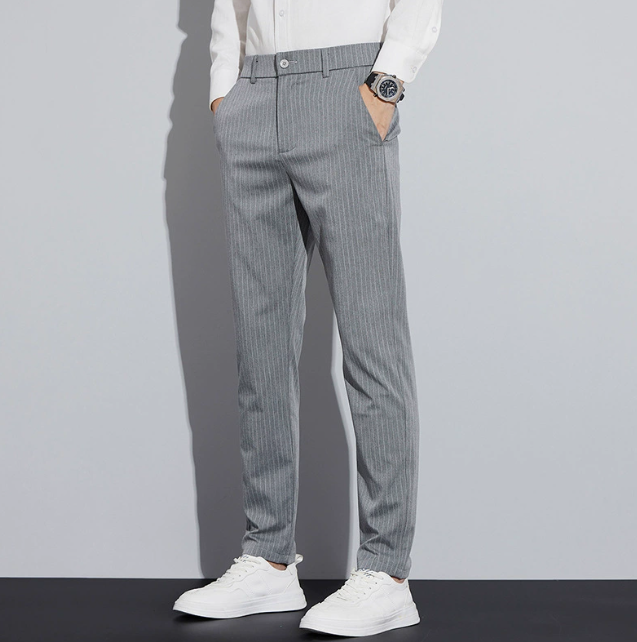 Herren Slim-Fit Hose mit vertikalen Streifen, Gürtelschlaufen und Knopfverschluss