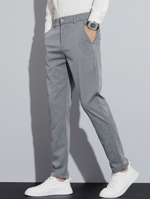 Herren Slim-Fit Hose mit vertikalen Streifen, Gürtelschlaufen und Knopfverschluss