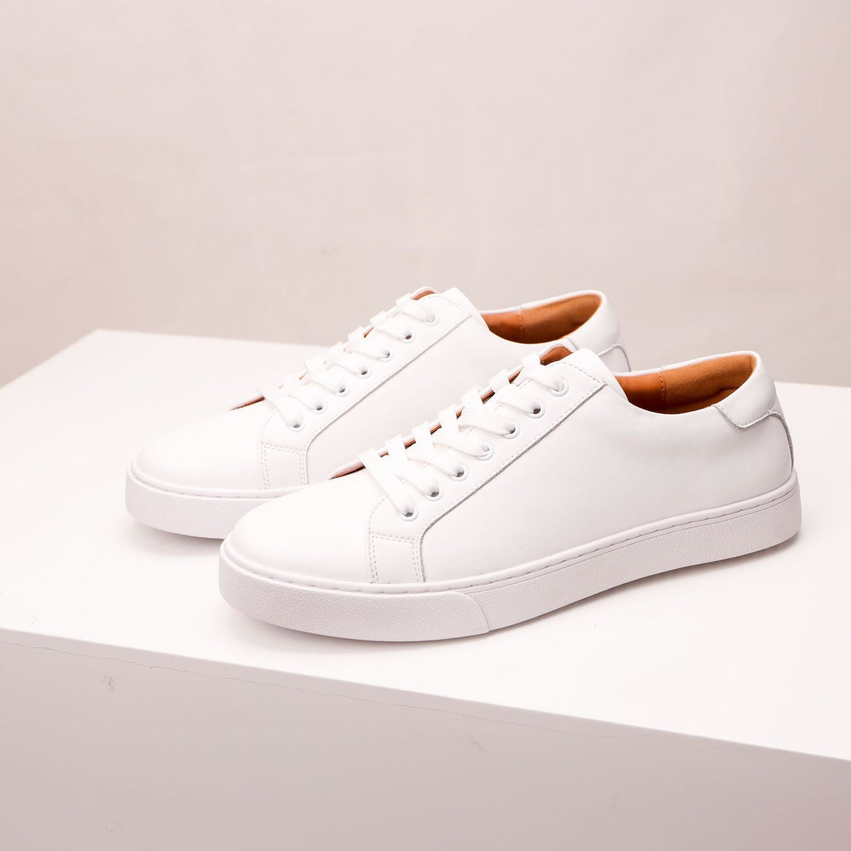Herren Sneaker mit Schnürverschluss, Metallösen und flacher Sohle
