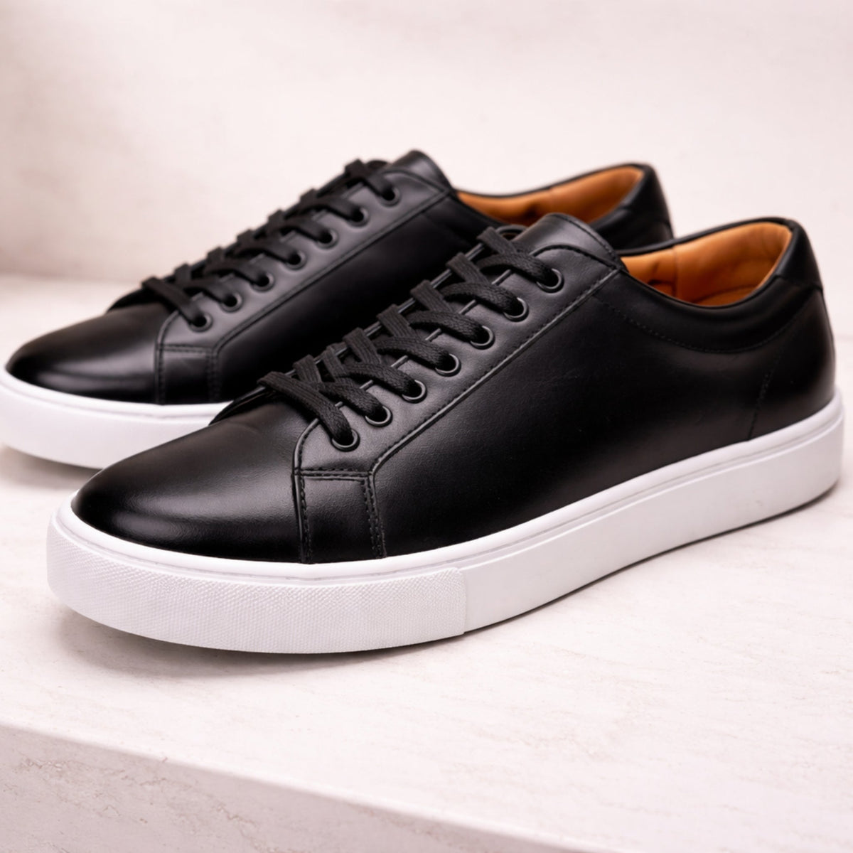 Herren Sneaker mit Schnürverschluss, Metallösen und flacher Sohle