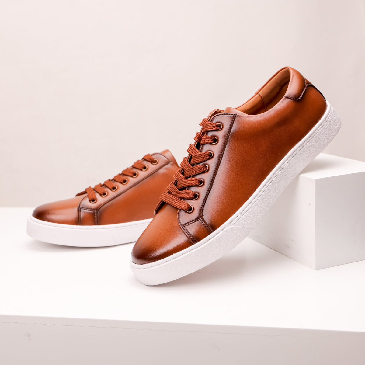 Herren Sneaker mit Schnürverschluss, Metallösen und flacher Sohle