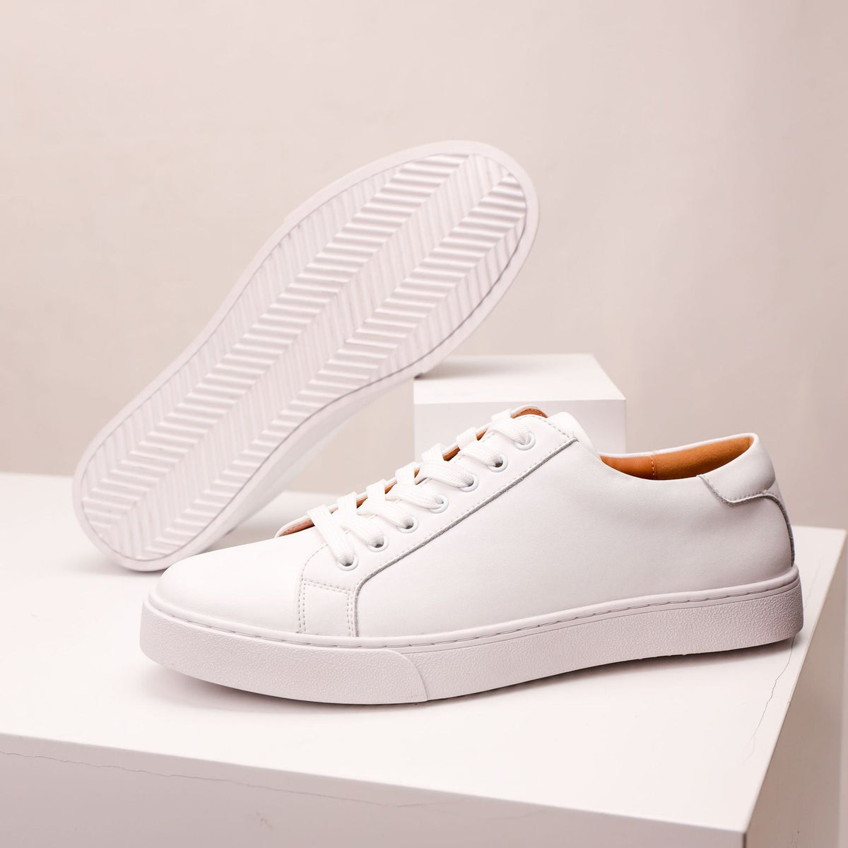 Herren Sneaker mit Schnürverschluss, Metallösen und flacher Sohle