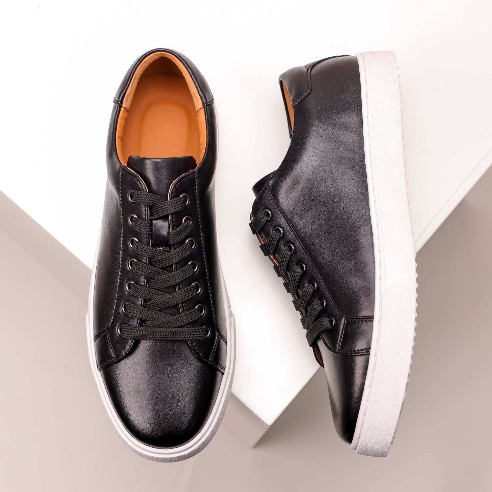 Herren Sneaker mit Schnürverschluss, Metallösen und flacher Sohle