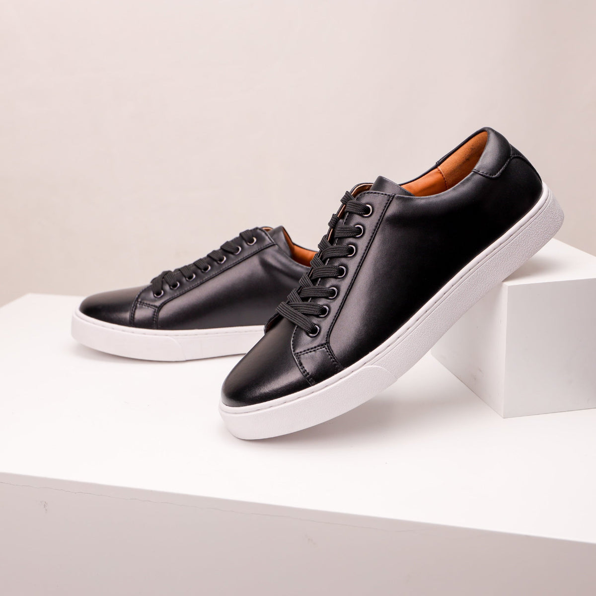 Herren Sneaker mit Schnürverschluss, Metallösen und flacher Sohle