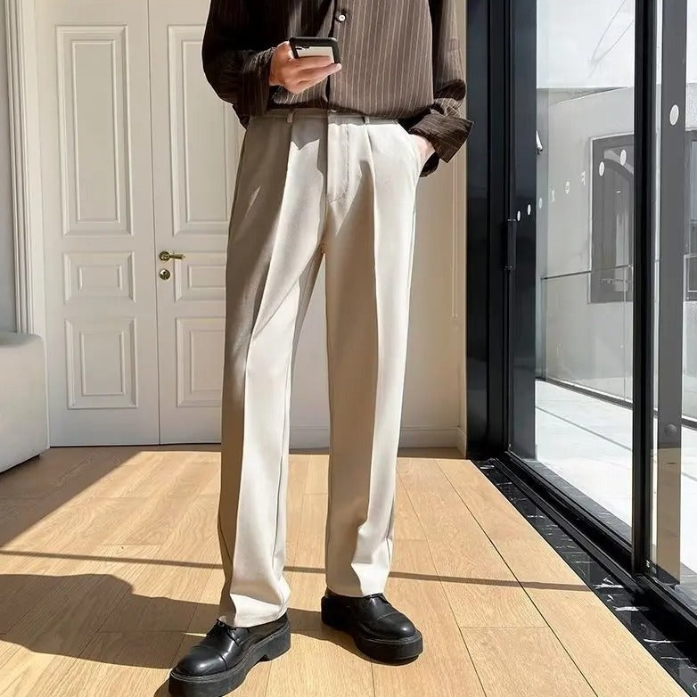 Herrenhose mit Bundfalten, Gürtelschlaufen und geradem Bein