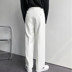 Herrenhose mit Bundfalten, Gürtelschlaufen und geradem Bein