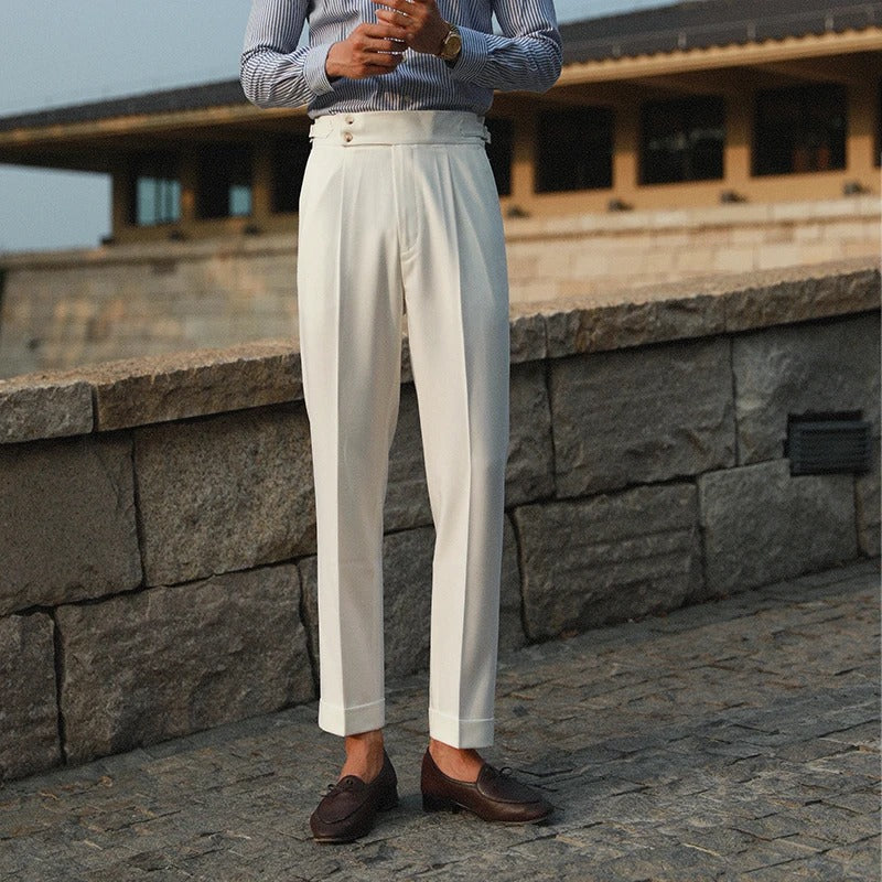 Herrenhose mit hoher Taille, Bundfalten und seitlichen Verstellriegeln