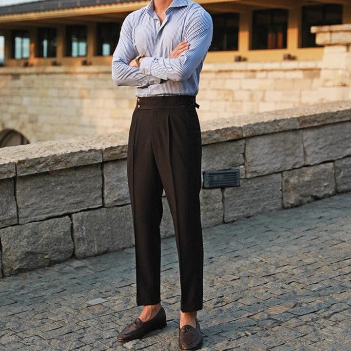 Herrenhose mit hoher Taille, Bundfalten und seitlichen Verstellriegeln
