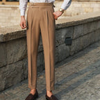Herrenhose mit hoher Taille, Bundfalten und seitlichen Verstellriegeln