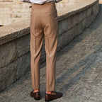 Herrenhose mit hoher Taille, Bundfalten und seitlichen Verstellriegeln
