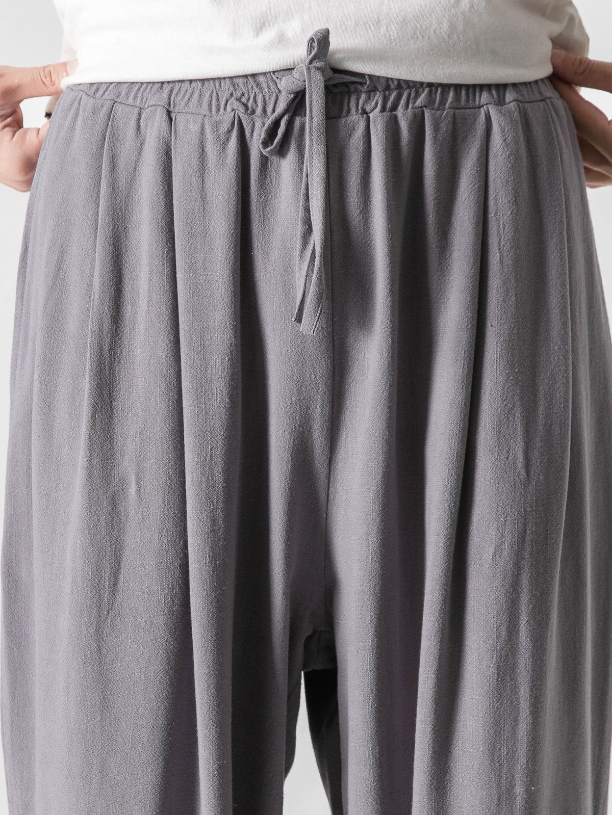 Herrenhose mit weitem Schnitt, elastischem Bund und Kordelzug