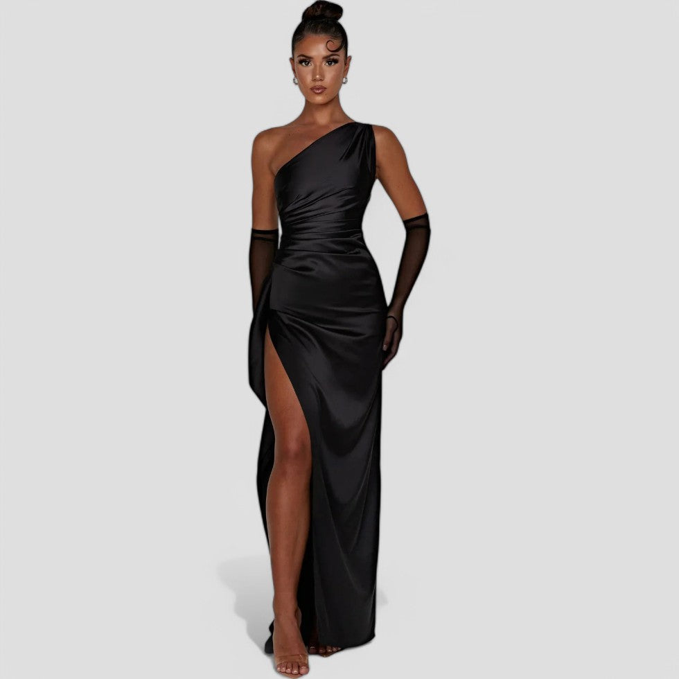 Asymmetrisk aftenkjole i satin med høj slids og læg