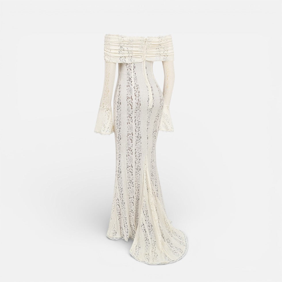 Ventekjole med off shoulder-snit og lange blondeærmer